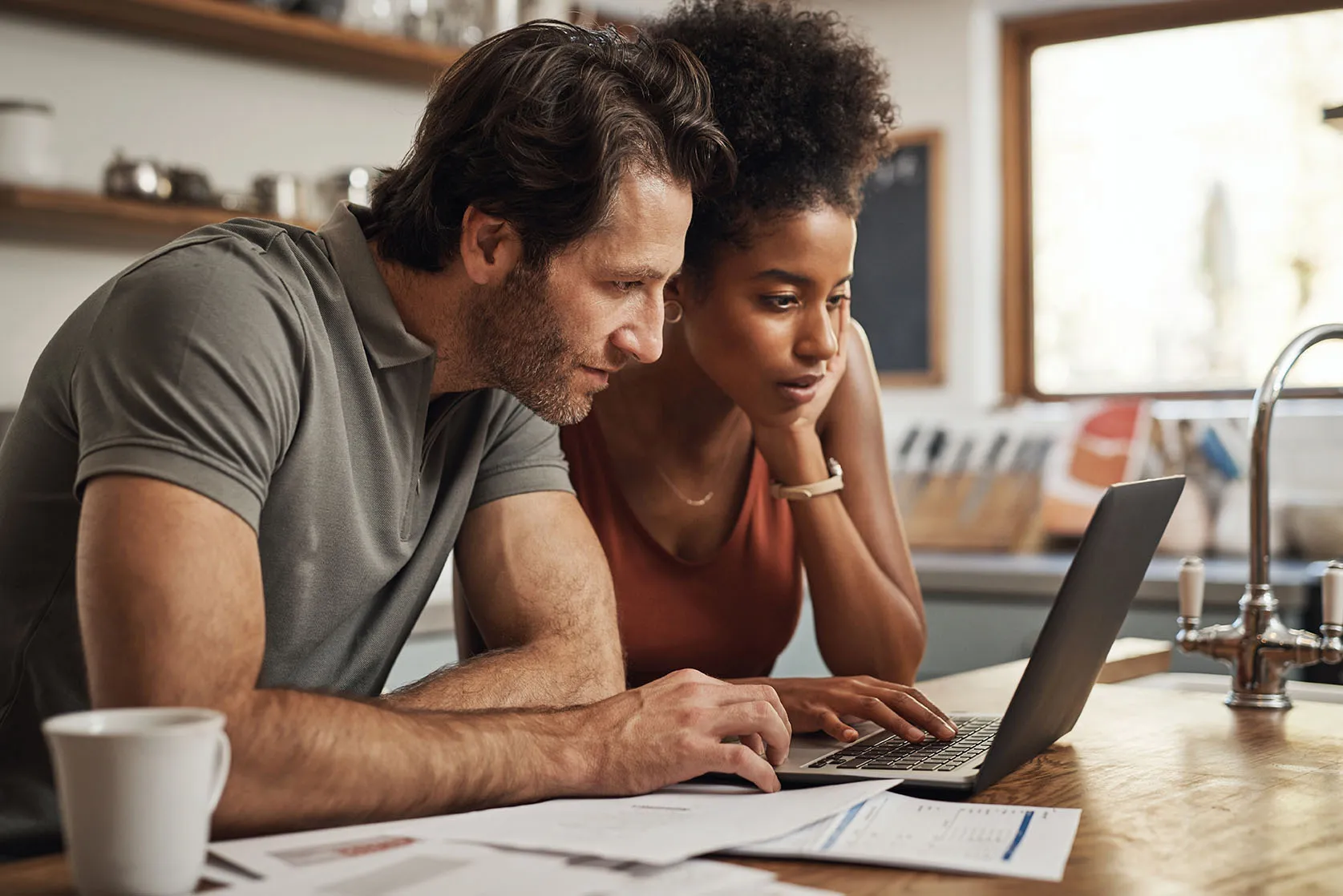Pareja revisando sus finanzas en casa con una asesora financiera online